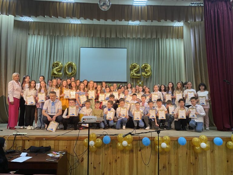 🏅🎉 Нагородження похвальними листами та вручення мовних сертифікатів