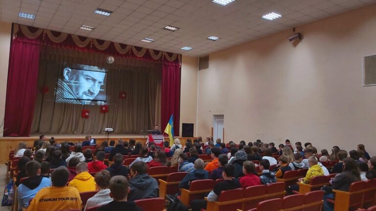 Випускник СШ №2 Орест Каракевич. Історія героя